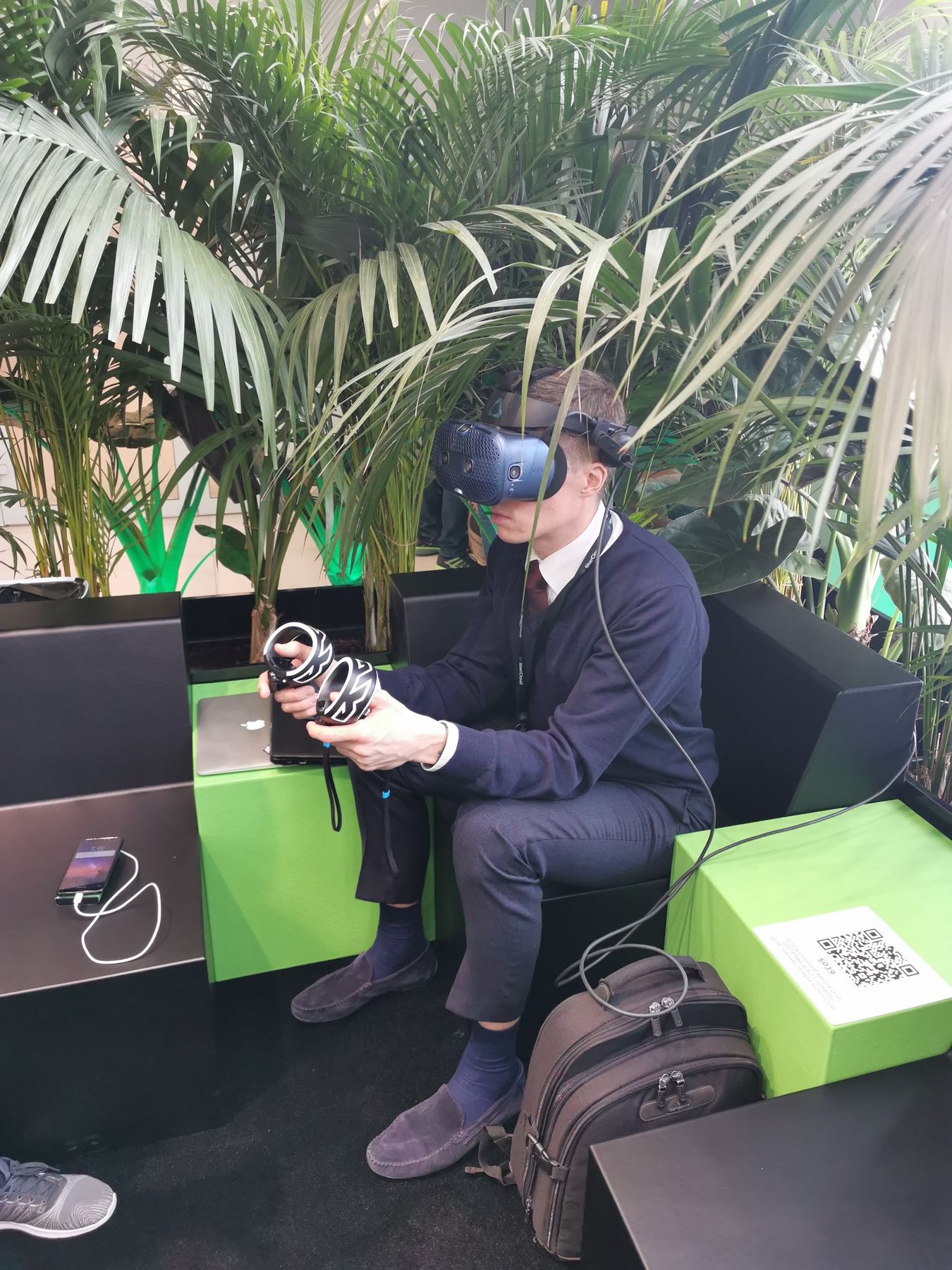 Гость в VR-очках в зоне SberCloud