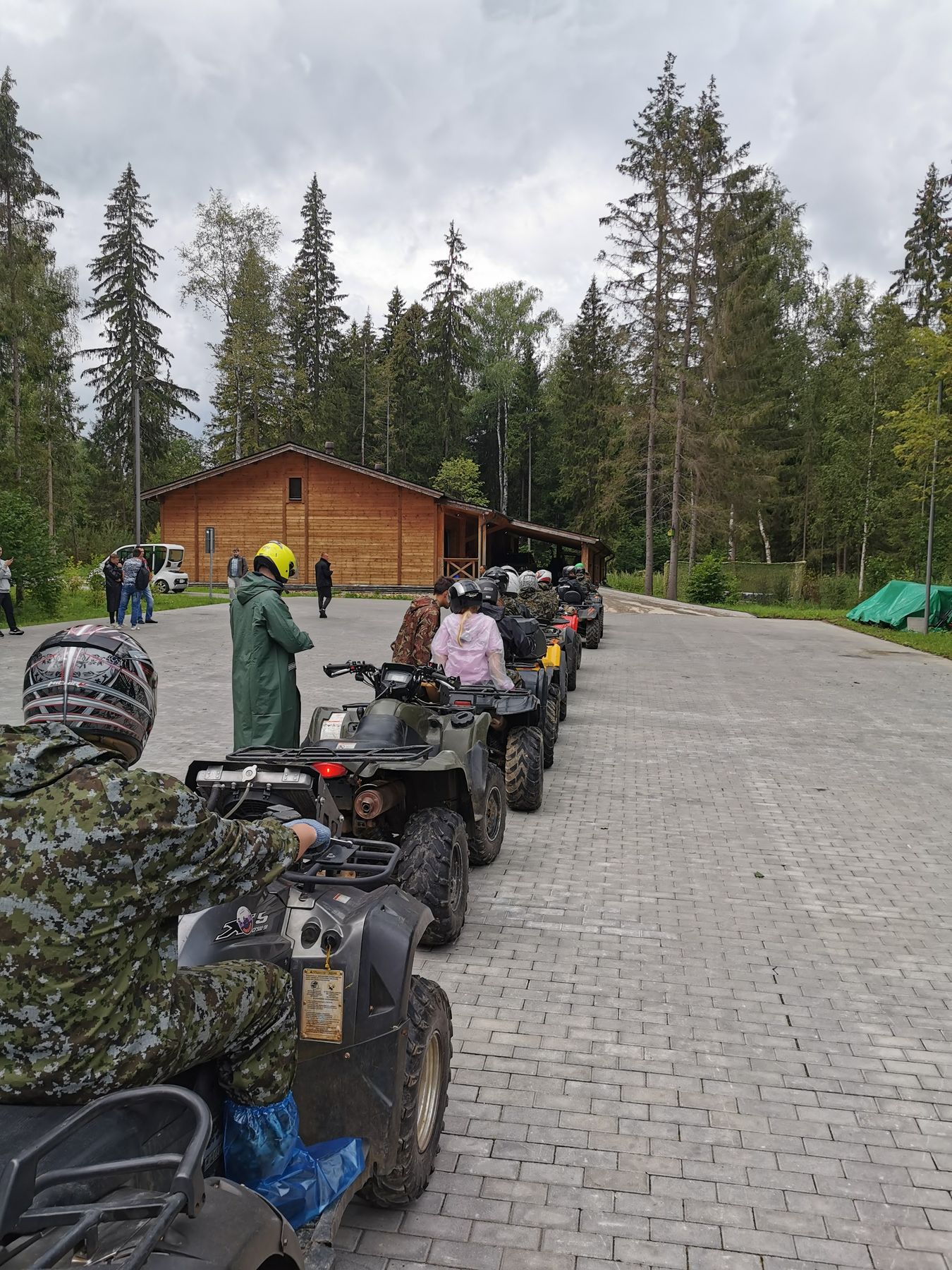 Гости на квадроциклах перед заездом, 01.08.2020