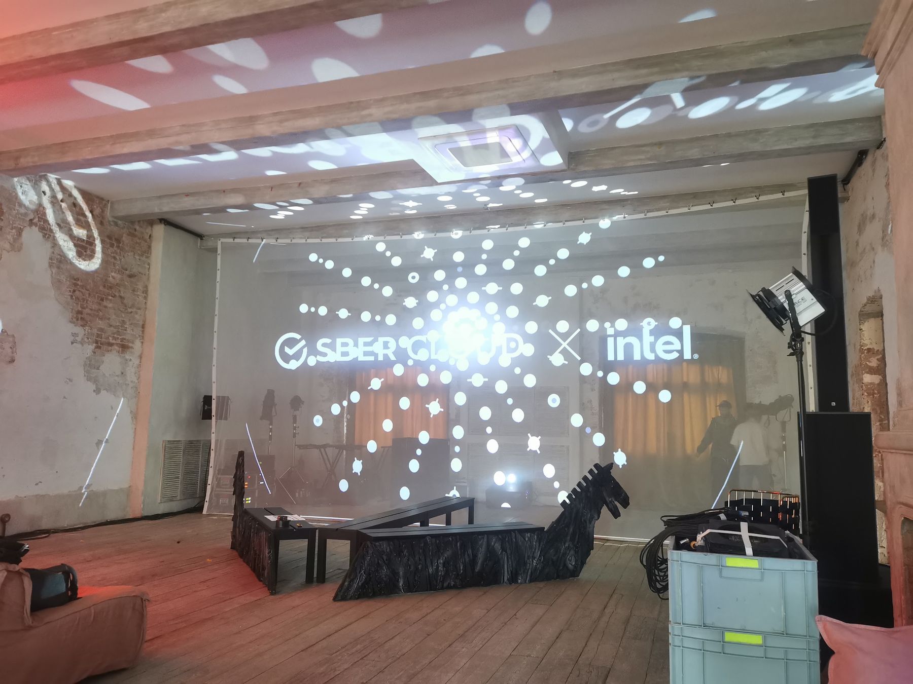 Тест проекции с логотипами SberCloud и Intel