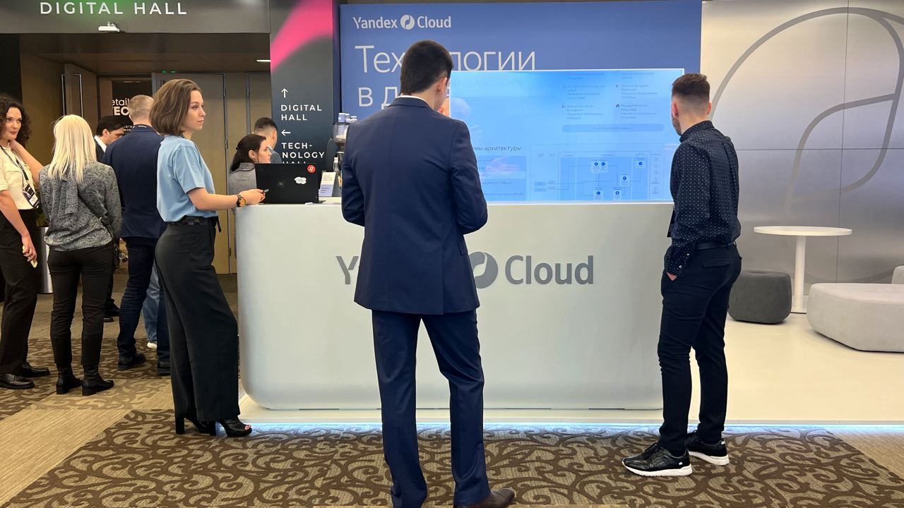 Стенд Yandex Cloud «Технологии в деле» на Retail Tech 2022 с гостями, апрель 2022