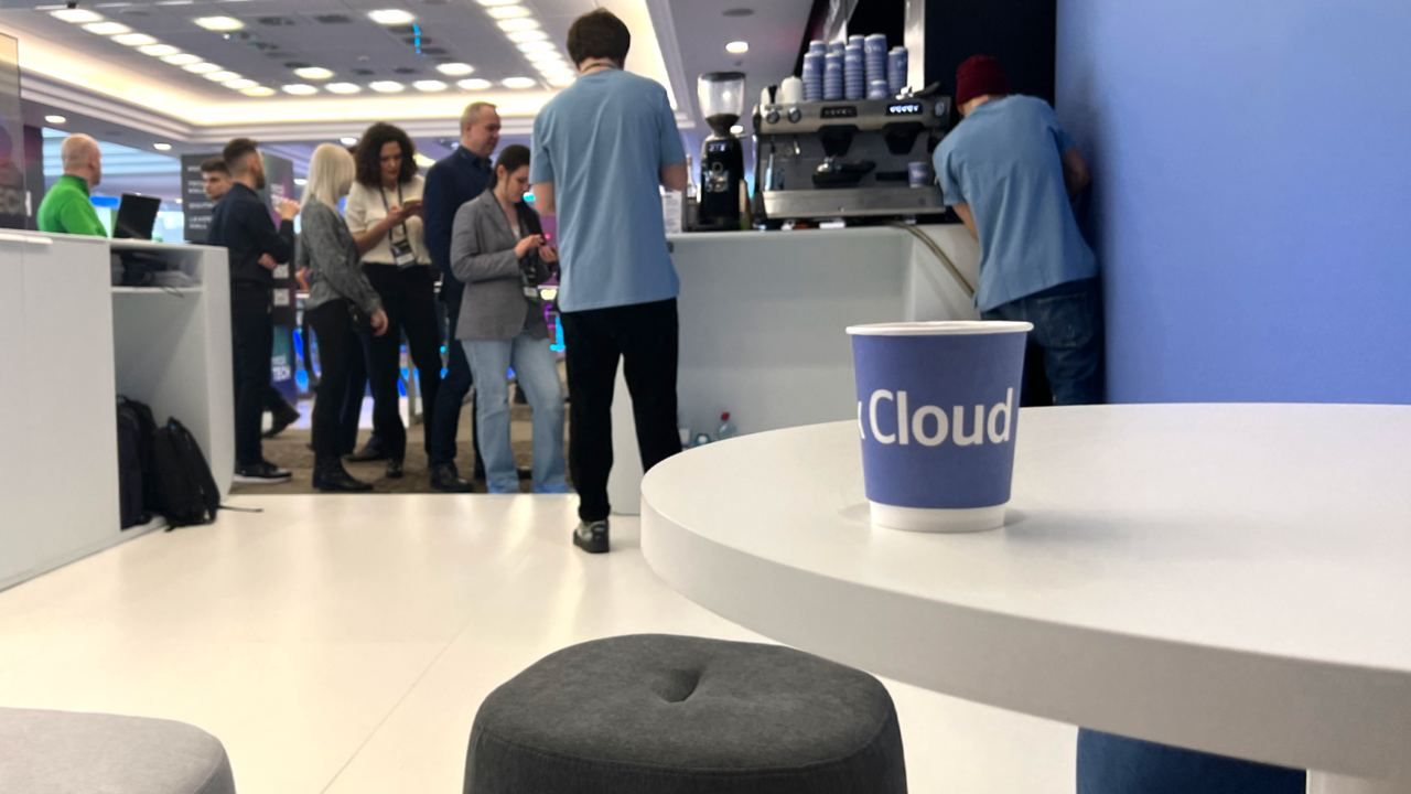 Стенд Yandex Cloud «Технологии в деле» на Retail Tech 2022 с гостями, апрель 2022