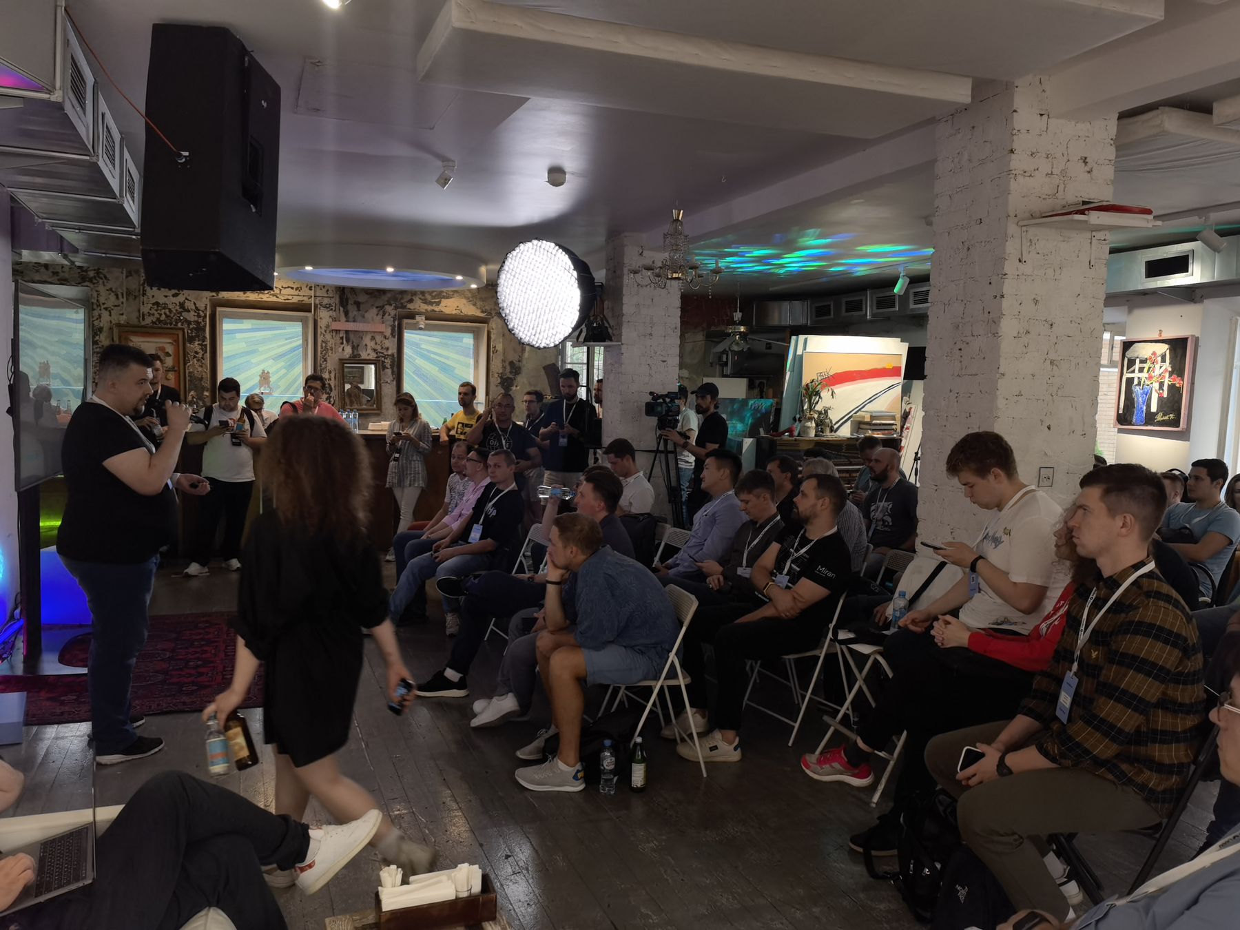 Доклад на Moscow Cloud Security Day: спикер с микрофоном, гости в зале, видеосъёмка, 28.07.2022