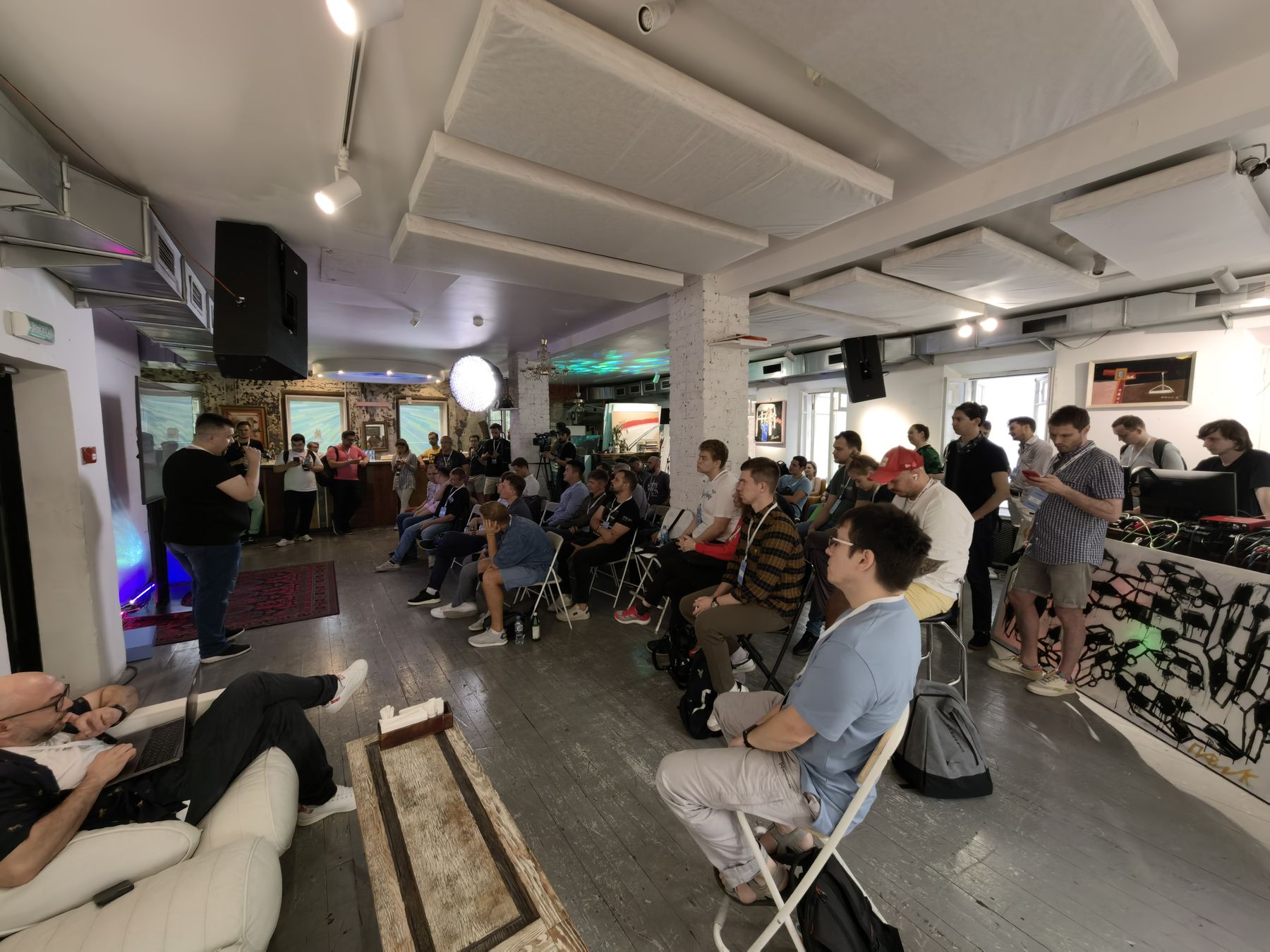 Зал Moscow Cloud Security Day, общий план: гости на докладе, 28.07.2022