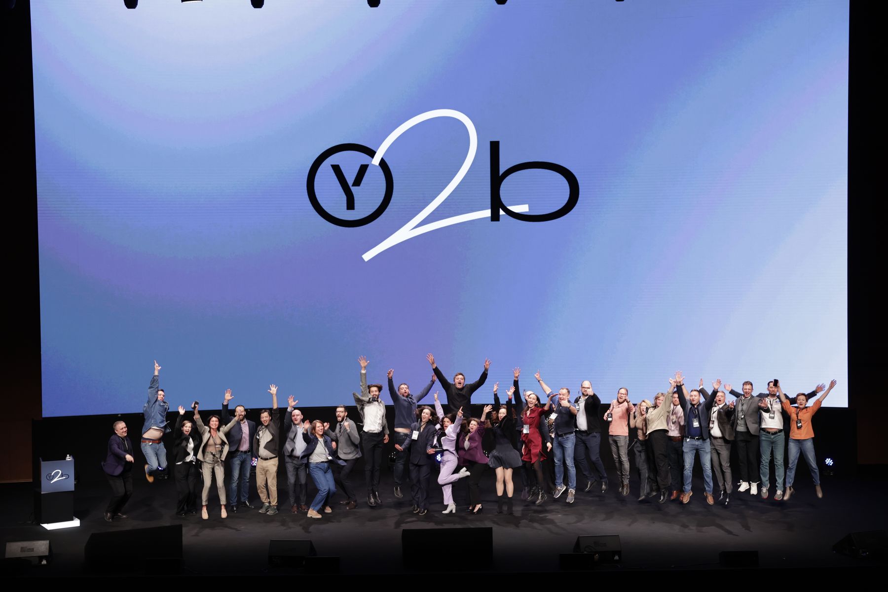 Команда на сцене Y2B 2023