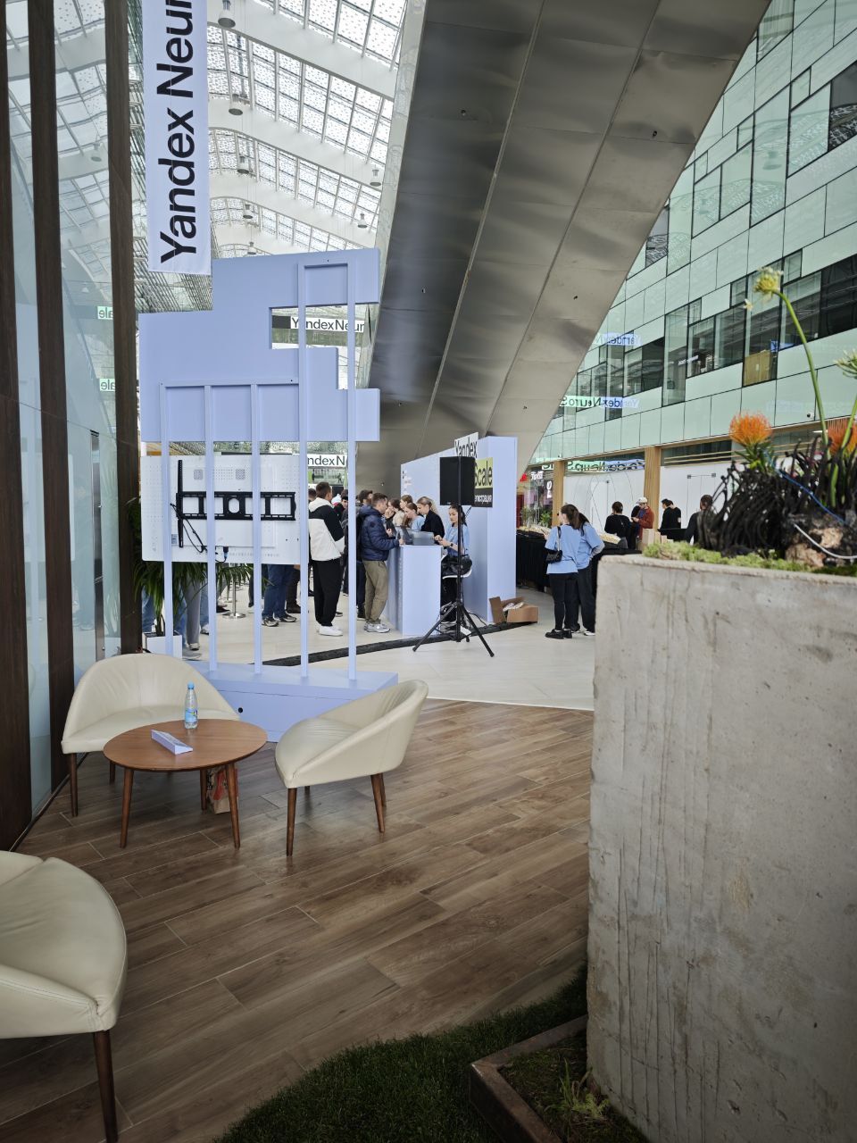 Гостиная центра на Yandex Scale 2025: инсталляция и живая музыка