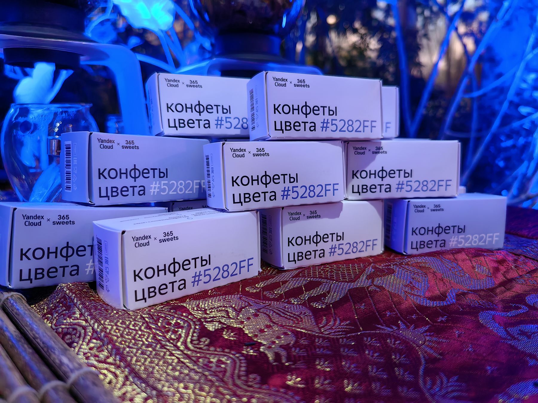 Брендированные конфеты Yandex Cloud × 365 sweets «Конфеты цвета #5282FF» (фирменный синий Yandex Cloud) для гостей встречи YC Community для медиабизнеса в Аптекарском огороде, 01.12.2022